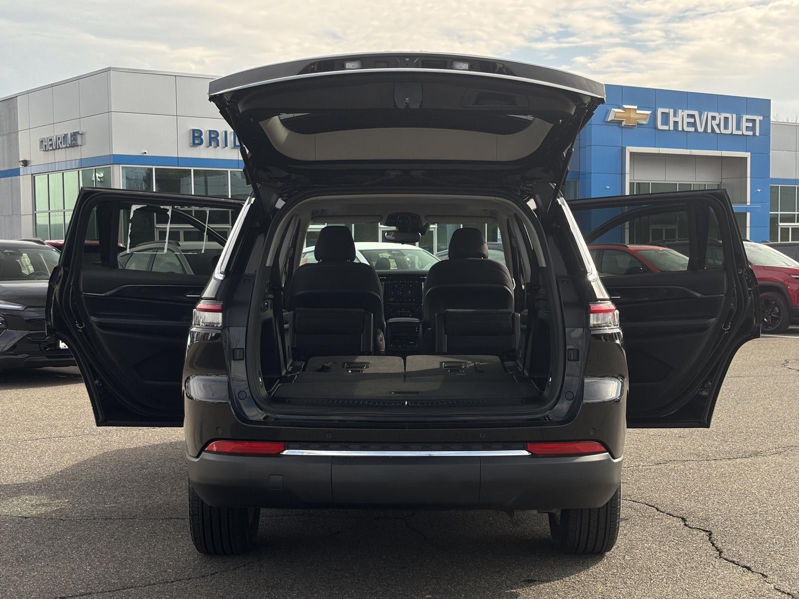 2023 Jeep Grand Cherokee L Laredo 4x4