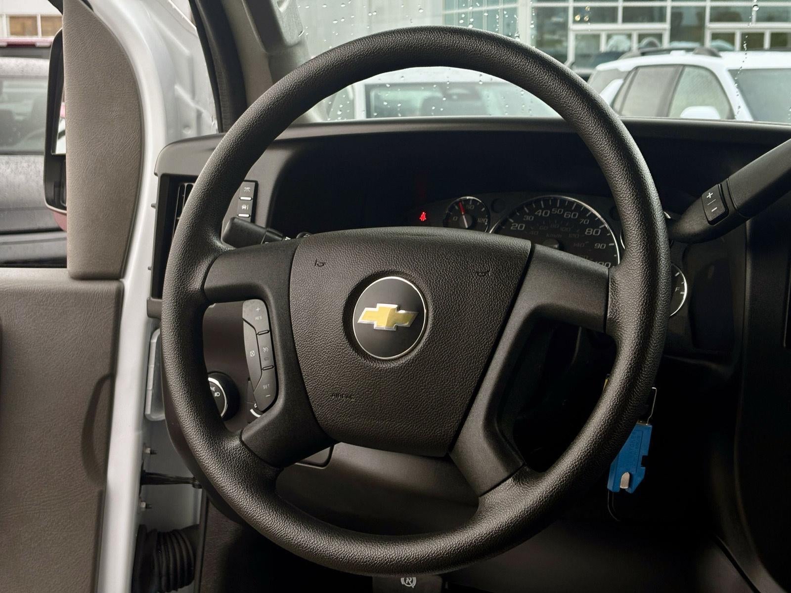 2025 Chevrolet Express Passenger 1LS