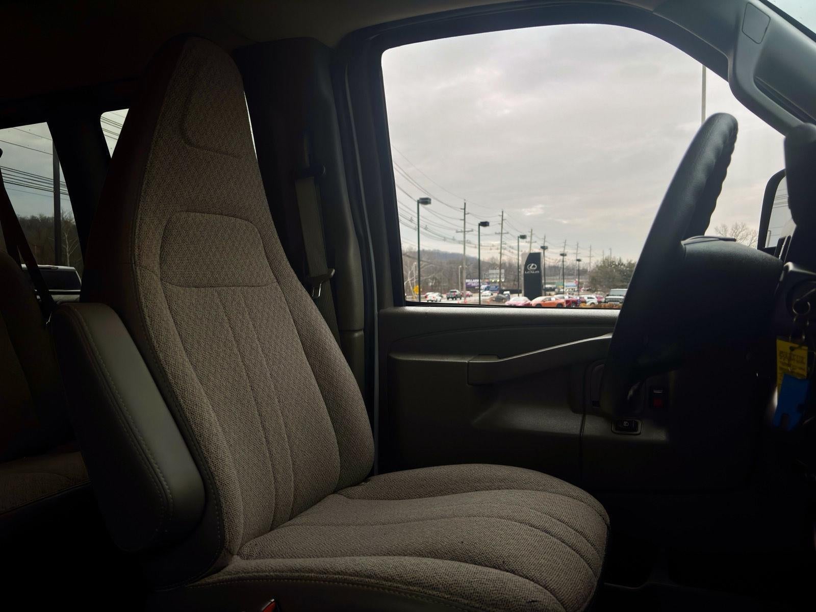 2025 Chevrolet Express Passenger 1LS