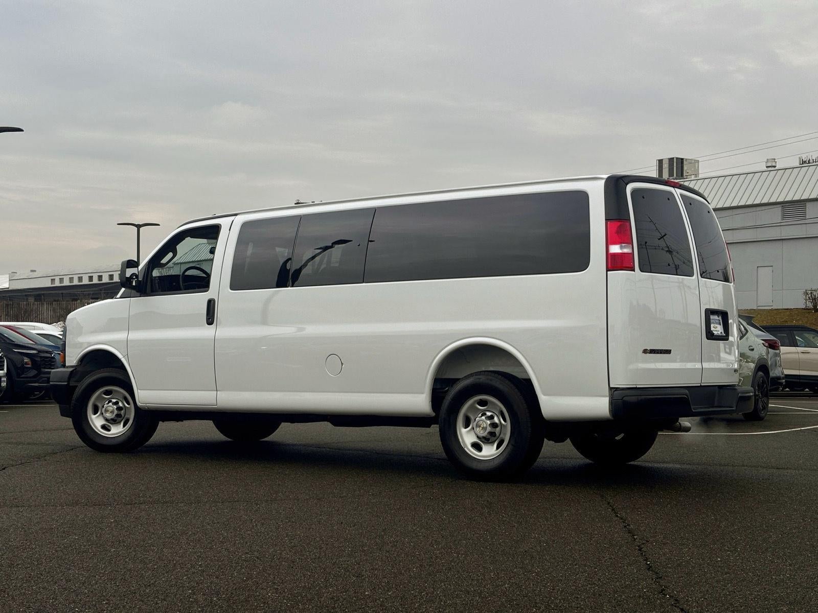 2025 Chevrolet Express Passenger 1LS