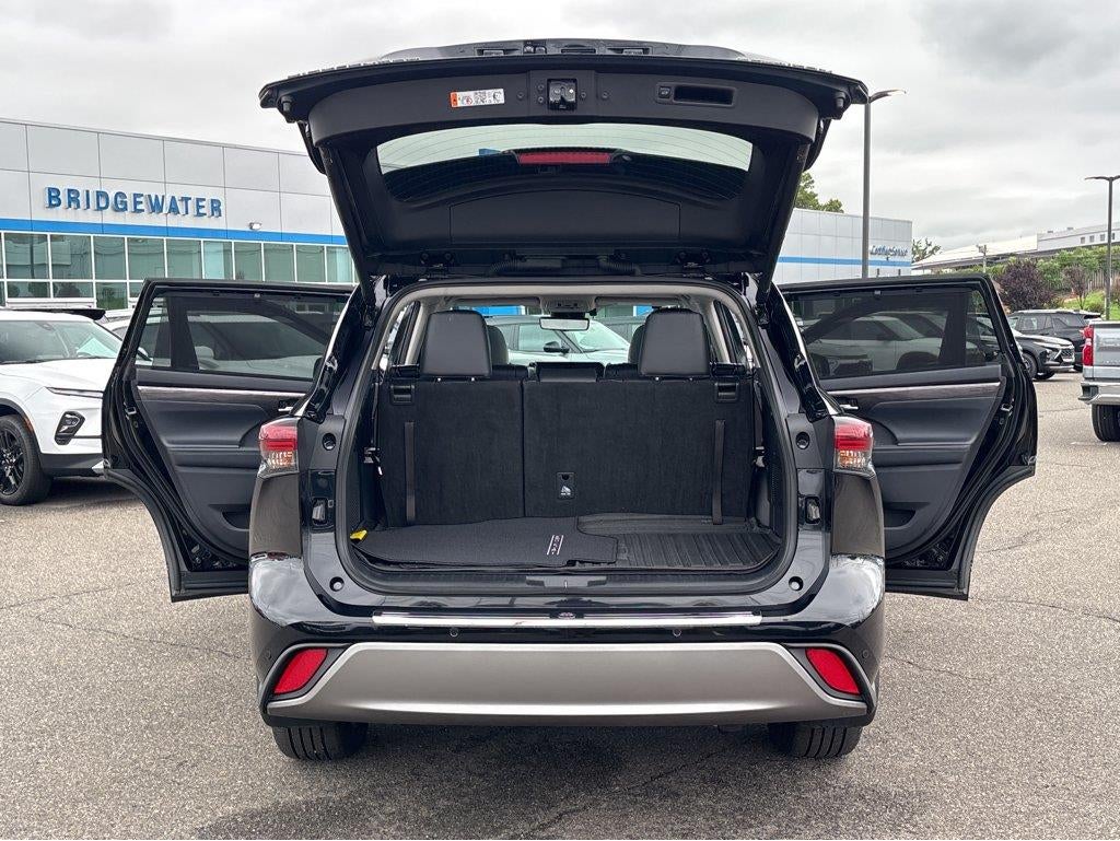 2025 Toyota Highlander Hybrid Platinum