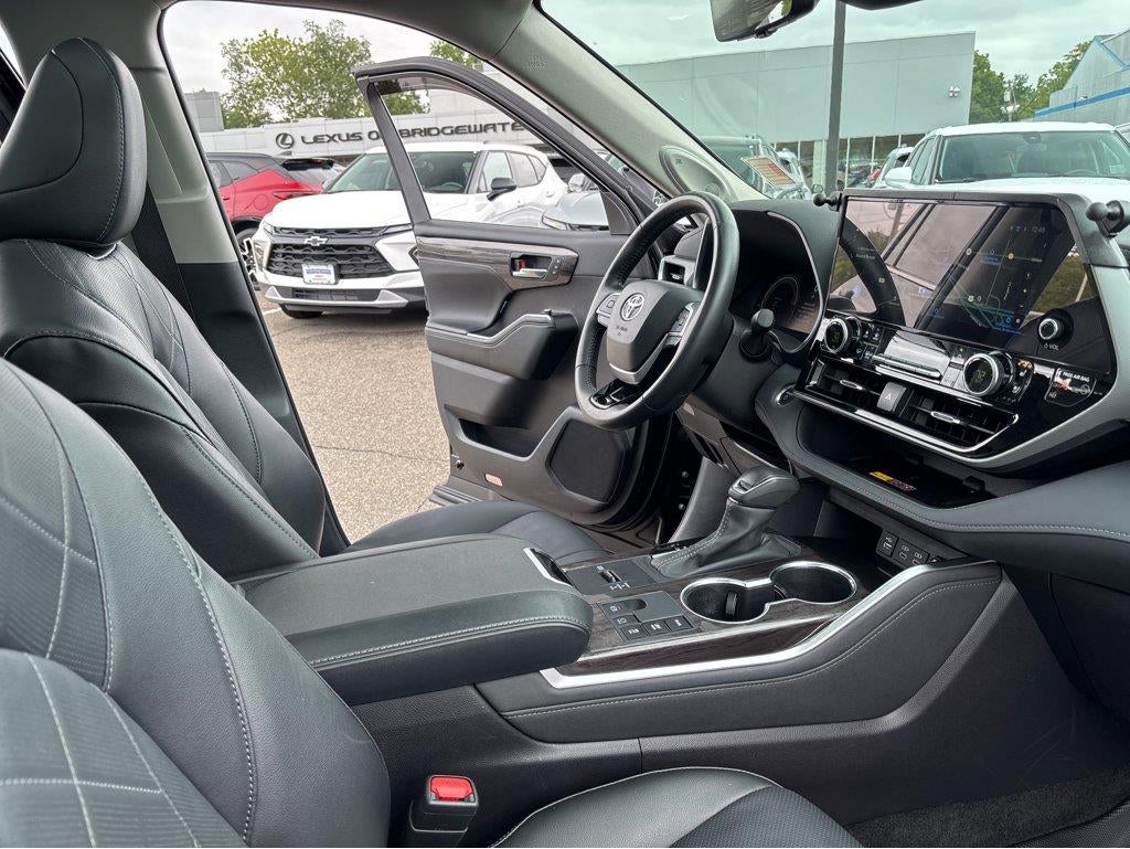 2025 Toyota Highlander Hybrid Platinum
