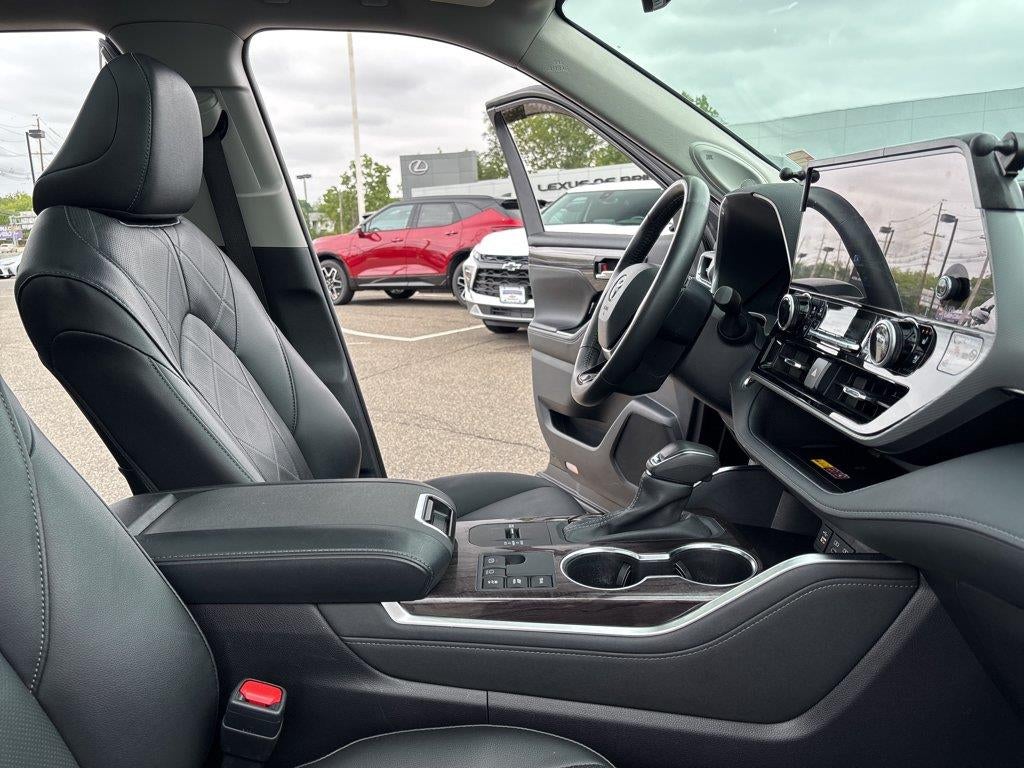 2025 Toyota Highlander Hybrid Platinum
